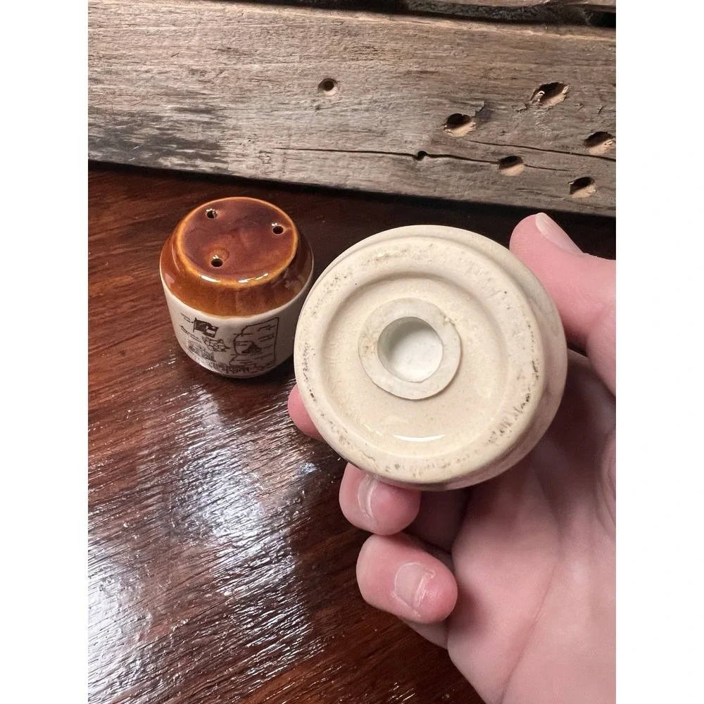 Mississippi Ceramic tan brown Salt And Pepper Shakers state map cylinder Vintage